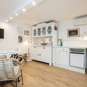Charming At House Rustica With Terrace And Nearby Parking Apartment